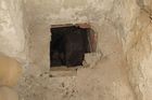 Propadlá podlaha v jedné z klášterních budov odkryla vstup do neznámého podzemí.