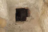 Propadlá podlaha v jedné z klášterních budov odkryla vstup do neznámého podzemí.