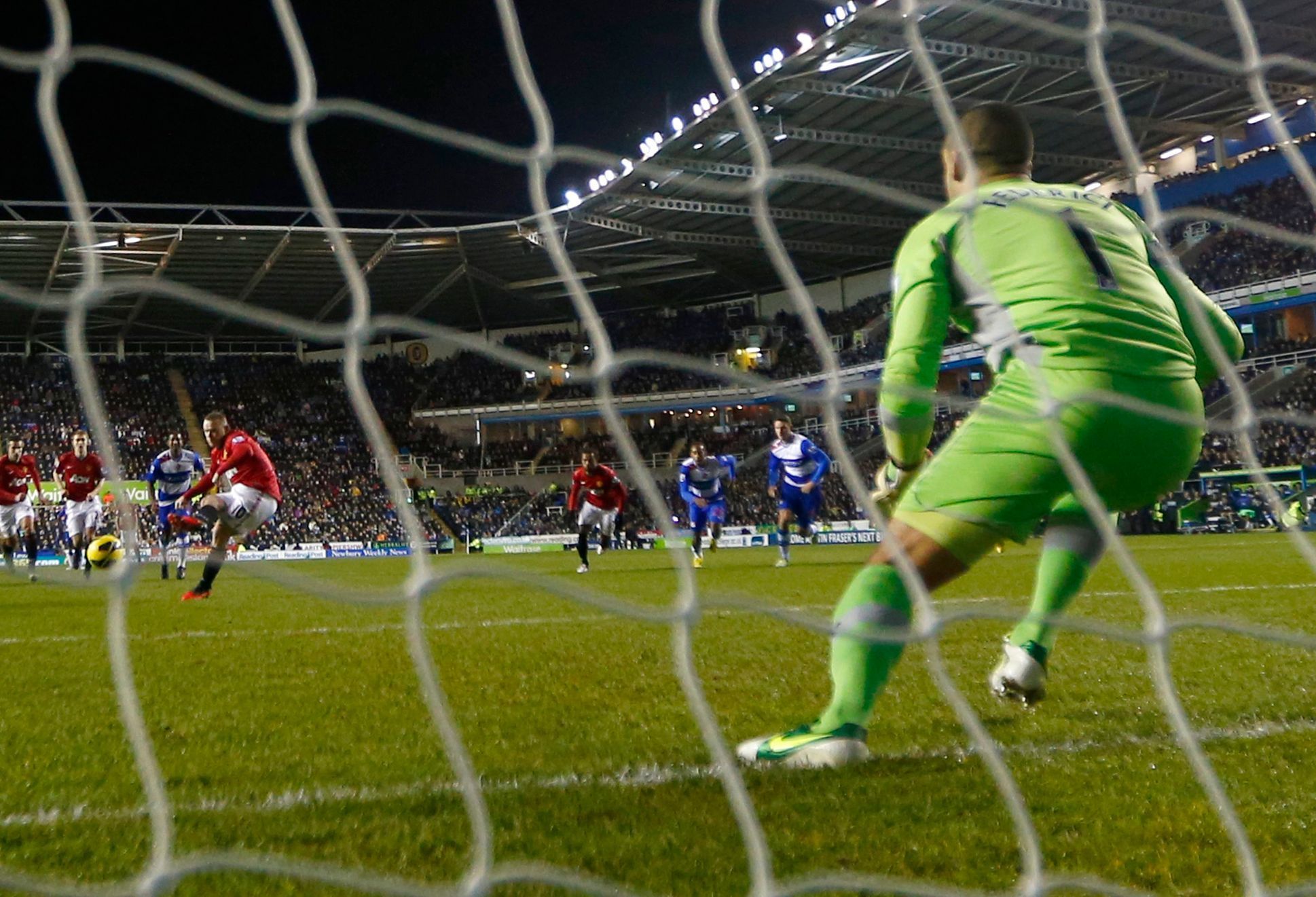Wayne Rooney proměňuje penaltu v utkání Reading - Manchester United