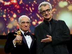 Martina Scorseseho (vlevo) v Berlíně uvedl kolega Wim Wenders.
