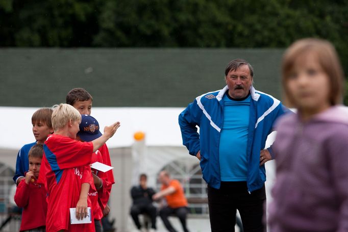 Na snažení mladých fotbalistů i letos dohlížel legendární Antonín Panenka. Nejlepší fotbalisté pak z jeho rukou převzali ocenění.