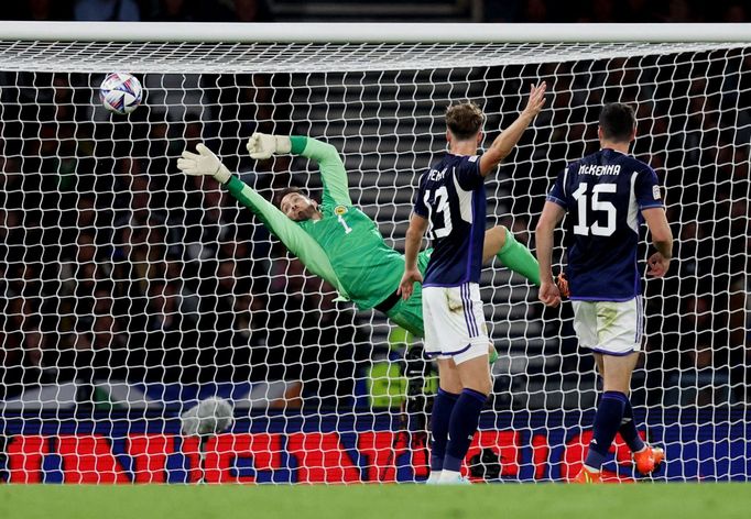 Craig Gordon inkasuje gól v utkání Ligy národů