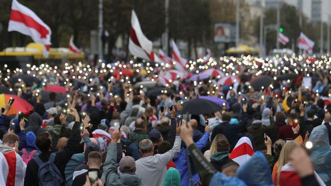 Lidé se účastní protestů proti Alexandru Lukašenkovi, 27. 9. 2020