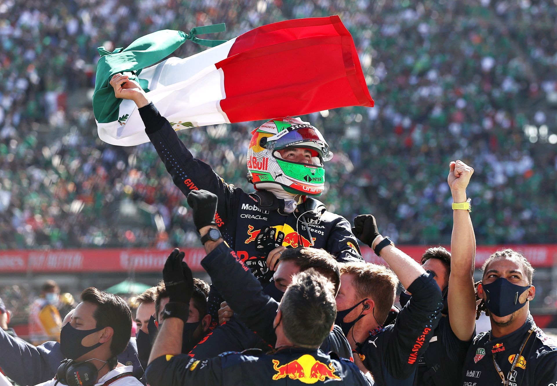 Sergio Pérez (Red Bull) slaví třetí místo ve VC Mexika formule 1 2021