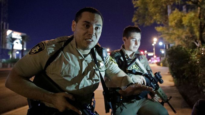 Policisté v Las Vegas uzavřeli okolí hotelu, kde pálil střelec do lidí. První záběry z místa