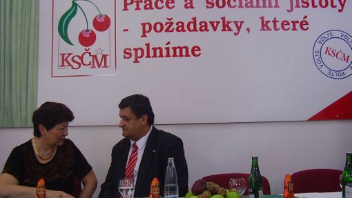 První místopředseda KSČM Petr Šimůnek sedí u stolu s čokoládovými čertíky.