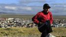 Marathon runner Gladys Tejeda, the first Peruvian athlete who qualified for the 2012 London Olympic Games, stretches before training at the San Cristobal mountain in the Andean province of Junin May 15, 2012. A private company will take Gladys' mother Marcelina Pucuhuaranga, 69, to London as part of the "Thank you Mom" program. For Pucuhuaranga, who received her first passport, it will be the first time travelling out of Peru. The program will take about 120 mothers of different athletes around the world to attend the games. Tejeda, the youngest of nine children, returned to her hometown to visit her mother and to focus on training where she will run more than 20 km every day in the highlands (over 4,105 meters above sea level). Picture taken May 15, 2012. REUTERS/Pilar Olivares(PERU - Tags: SPORT ATHLETICS OLYMPICS) Published: Kvě. 17, 2012, 6:26 odp.