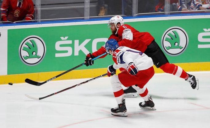 Jakub Vrána a Yannick Weber v zápase Česko - Švýcarsko na MS 2019