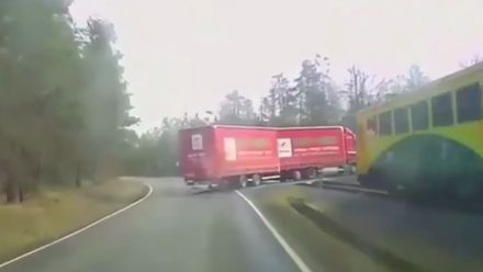 Kamion vjel na koleje, i když vlak houkal. Náraz a vykolejení natočila kamera