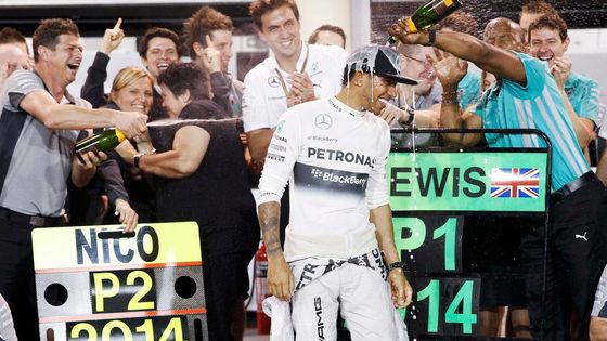 Prohlédněte si fotografie z Grand Prix Bahrajnu, v níž dominovali piloti Mercedesu.