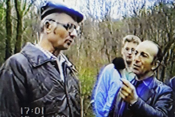 Reprofoto dobového videozáznamu z policejní rekonstrukce s Andrejem Čikatilem z roku 1991