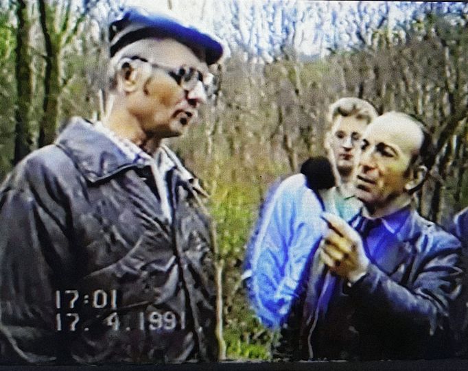 Reprofoto dobového videozáznamu z policejní rekonstrukce s Andrejem Čikatilem z roku 1991