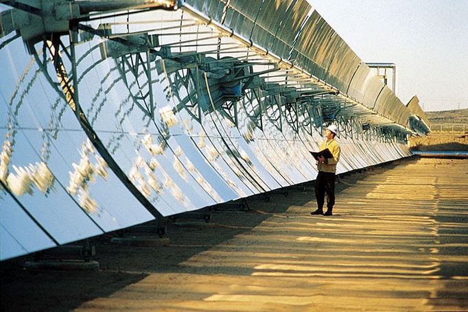 Tato technologie jen potřebuje hodně místa a hodně pouštního slunce. Plocha 510 tisíc metrů čtverečních pak dodá elektřinu 200 tisícům lidí.