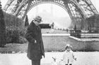 Josef Skupa před Eiffelovou věží (28. října 1929)