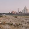 Při své první návštěvě Indie zachytil Adam Bakay mimo jiné snímek, na kterém monumentální Tádž Mahal kontrastuje s pasačkou koz jen několik set metrů za jeho zdmi.