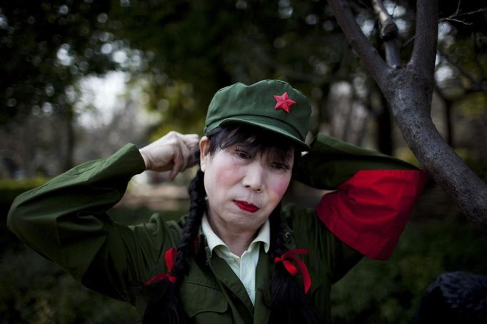 Xiao Cao, a 57-year-old gay man, prepares for his dance performance as a cultural revolution red guard at a park in Shanghai March 13, 2012. China's gay community has long been on the edges of society but it is gradually becoming more accepted. Cao, who is an unemployed drag queen, is one whose life lifts the curtain on a less romanticised view of Chinese homosexuals. Living in an eight-square-metre apartment behind a public toilet and with a monthly income of 500 yuan ($79) from social insurance, he passes his days dancing in public and spending time with friends at gay clubs. Picture taken March 13, 2012. REUTERS/Aly Song (CHINA - Tags: SOCIETY) CHINA OUT. NO COMMERCIAL OR EDITORIAL SALES IN CHINA. ATTENTION EDITORS PICTURE 11 OF 28 OF PACKAGE 'GAY AND OUT IN CHINA' TO FIND ALL IMAGES SEARCH 'GAY OUT CHINA' Published: Čer. 1, 2012, 12:37 dop.