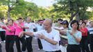 Přestože Tony nemá certifikát k výuce Tai-chi, mnoho jeho žáků už ho získalo.