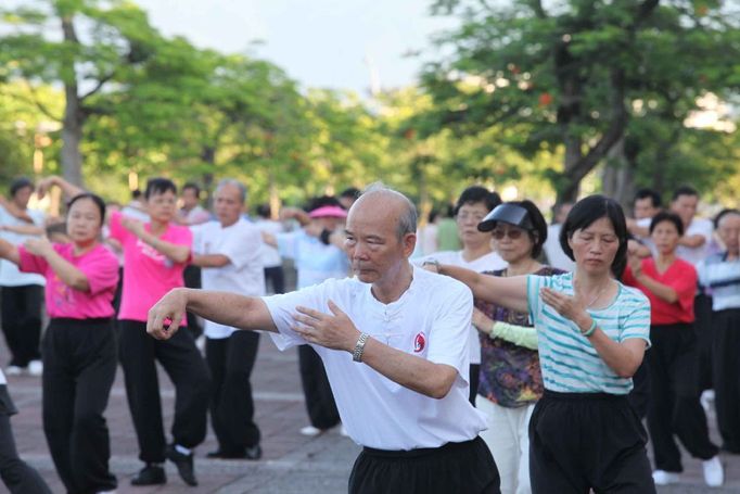 Přestože Tony nemá certifikát k výuce Tai-chi, mnoho jeho žáků už ho získalo.