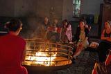 Součástí festivalu, jenž trval od středy do nedělního podvečera, bylo vyprávění příběhů u ohně na dvoře galerie...