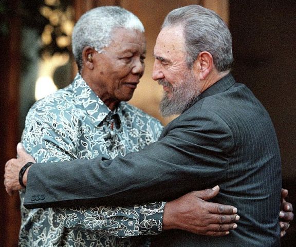 Fidel Castro se zdraví s Nelsonem Mandelou. Podzim 2001