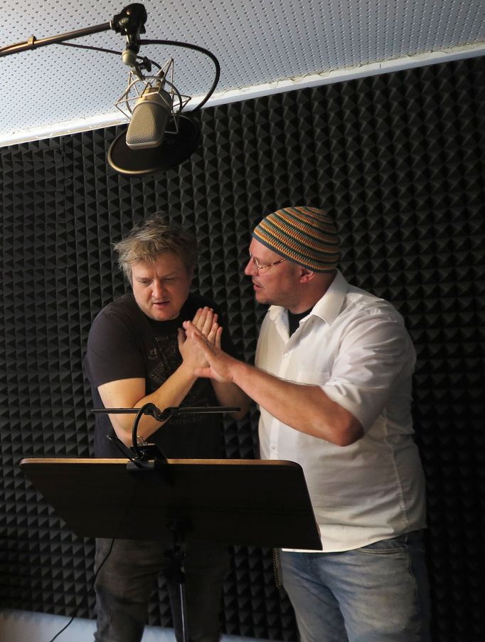 Herci Tomáš Jeřábek a David Dvořák při nahrávání Básní z dálnic.