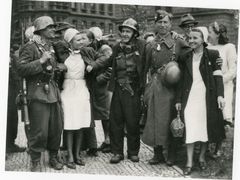 Praha-Smíchov, 6. května 1945. Vojáci samostatného průzkumného oddílu ROA před Smíchovskými kasárnami byli přivítáni sestrami z nemocnice českého vládního vojska.