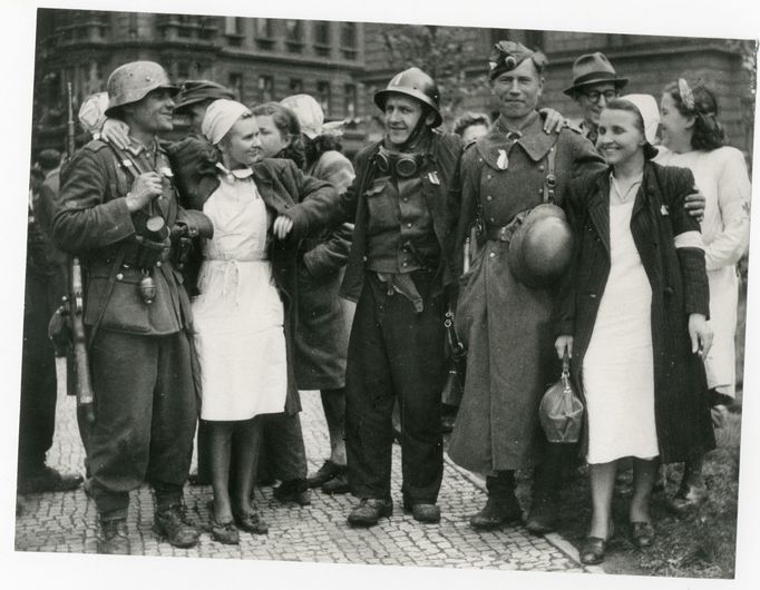 Praha-Smíchov, 6. května 1945. Vojáci samostatného průzkumného oddílu ROA před Smíchovskými kasárnami byli přivítáni sestrami z nemocnice českého vládního vojska.