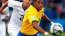 Brazilec Robinho v souboji během utkání USA - Brazílie na poháru FIFA 2009.