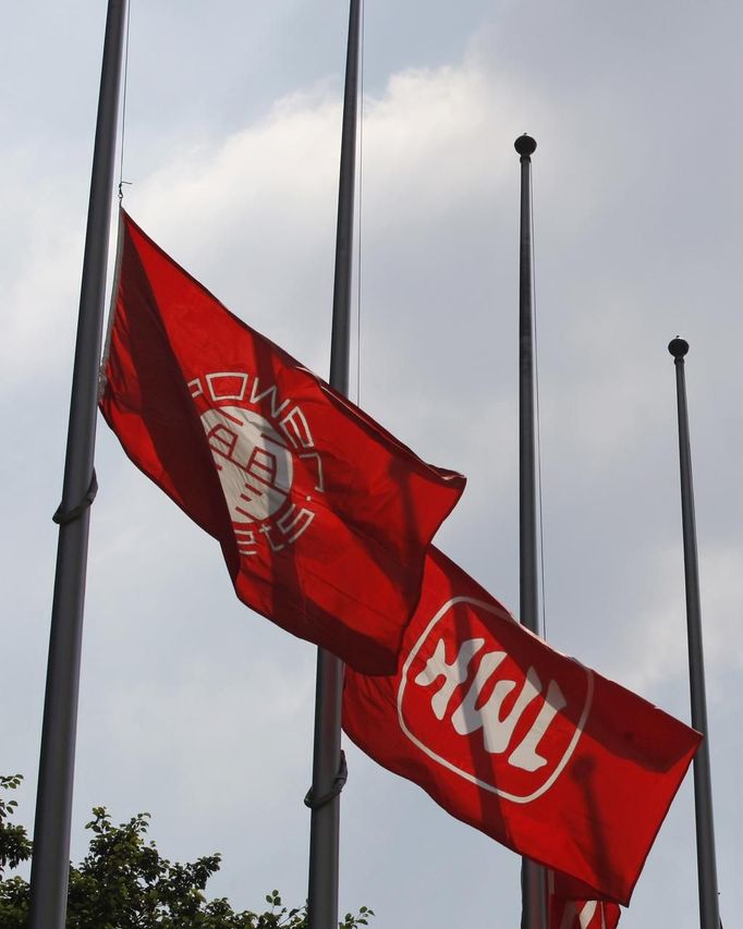 The flags of Hong Kong Electric and Hutchison Whampoa (R), owned by Hong Kong tycoon Li Ka-shing, flies at half-mast as staff pay their respects to the victims of a fatal ferry collision in Hong Kong October 2, 2012. At least 36 people died and dozens were injured when a ferry carrying more than 120 revellers on a company outing collided with another ferry and sank near an island south of Hong Kong on Monday night, in one of the city's worst maritime accidents. The ferry belonging to the Hongkong Electric Company, controlled by billionaire Li, was taking staff and family members to watch fireworks in the city's Victoria Harbour to celebrate China's National Day and mid-autumn festival when it hit the other ship and began sinking near Lamma island. REUTERS/Tyrone Siu (CHINA - Tags: DISASTER BUSINESS) Published: Říj. 2, 2012, 6:23 dop.