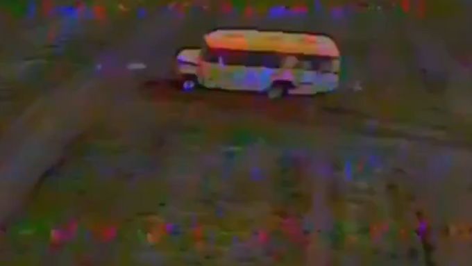 Záběry ukazují útok ukrajinského dronu na ruský žlutý civilní autobus