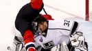 Patrik Eliáš přepadává přes Jonathana Quicka během druhého utkání finále play-off NHL mezi New Jersey Devils a Los Angeles Kings (1:2 v prodloužení).