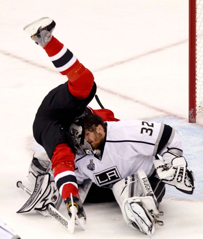 Patrik Eliáš přepadává přes Jonathana Quicka během druhého utkání finále play-off NHL mezi New Jersey Devils a Los Angeles Kings (1:2 v prodloužení).