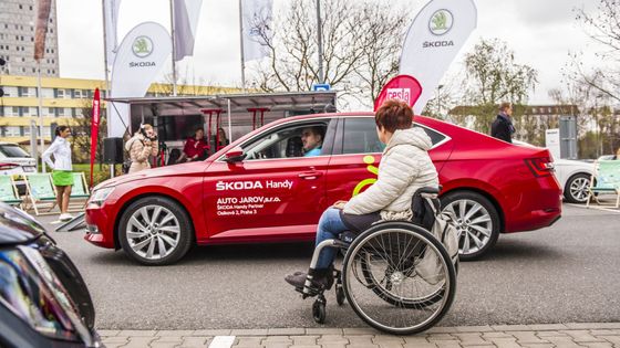 Řízení auta upraveného pro vozíčkáře není nikterak složité. Automobilky navíc nabízejí programy, které jim usnadní koupi.