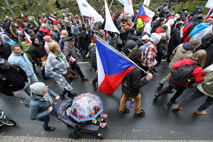 Účastníci protivládní demonstrace směřující k budově České televize.