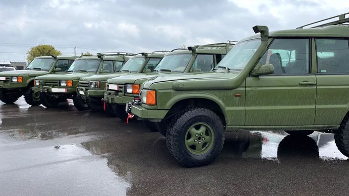 Ukrajinští vojáci chtějí jako polní sanitky staré Land Rovery. Umějí je v náročných podmínkách opravit a jsou rychlé a silné