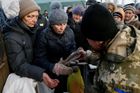 Avdějevka leží nedaleko severního okraje východoukrajinského Doněcka kontrolovaného separatisty. Na snímku místní lidé dostávají jídlo, protože ostřelování znemožnilo zásobování.