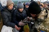 Avdějevka leží nedaleko severního okraje východoukrajinského Doněcka kontrolovaného separatisty. Na snímku místní lidé dostávají jídlo, protože ostřelování znemožnilo zásobování.