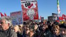 Více než čtvrt milionu Němců protestovalo proti spolupráci demokratických politiků se stranou AfD, která je označovaná za pravicově populistickou až krajně pravicovou.