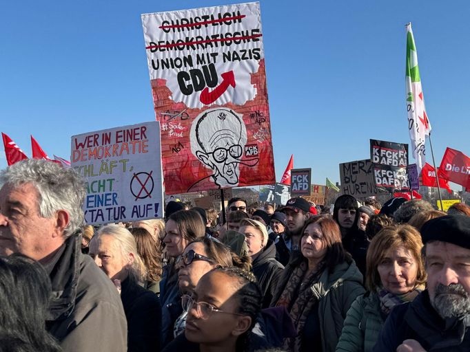 Více než čtvrt milionu Němců protestovalo proti spolupráci demokratických politiků se stranou AfD, která je označovaná za pravicově populistickou až krajně pravicovou.