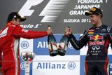 Vettel si na stupních vítězů ťuká s Felipem Massou z Ferrari, který skončil druhý.