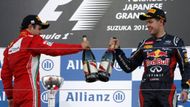 Vettel si na stupních vítězů ťuká s Felipem Massou z Ferrari, který skončil druhý.