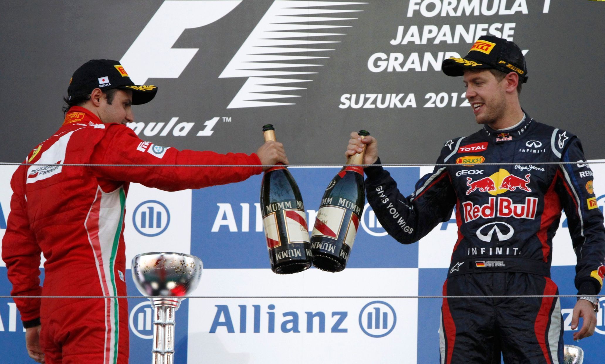 Felipe Massa a Sebastian Vettel na pódiu po VC Japonska