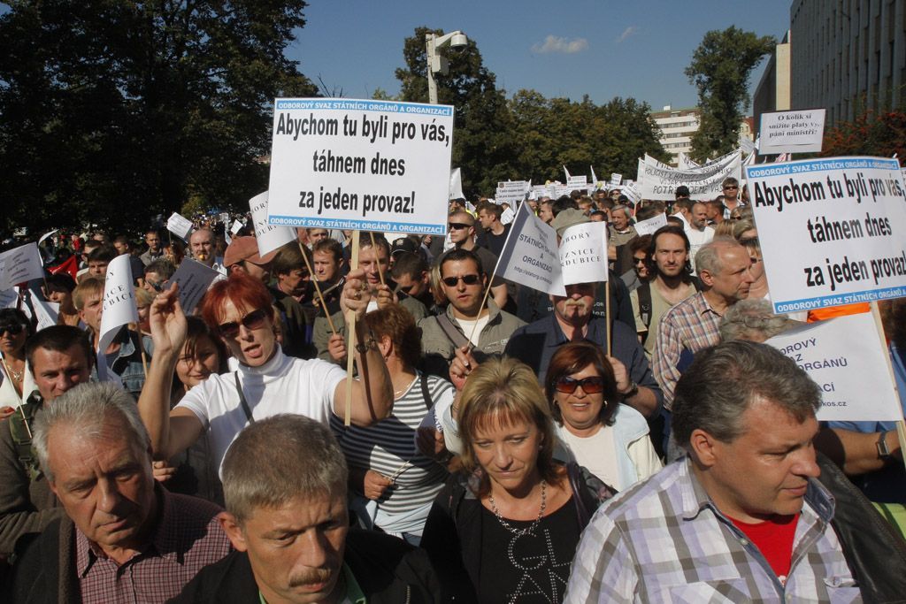 Demonstrace - policisté a zdravotníci