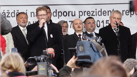 Zeman zpíval s Konvičkou hymnu. Národ není xenofobní, pronesl prezident