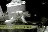 Astronaut Mike Fossum pracuje během mise ve volném prostoru