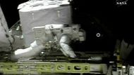Astronaut Mike Fossum pracuje během mise ve volném prostoru