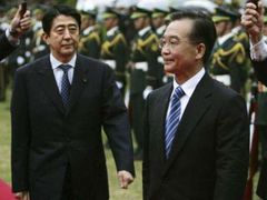 Šinzo Abe a Wen Ťia-pao během dnešního 