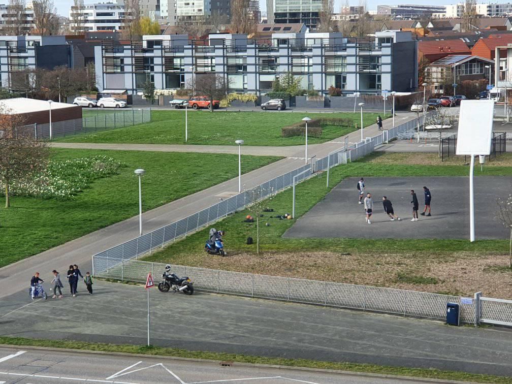 Pohled na prázdný areál školy v Utrechtu.