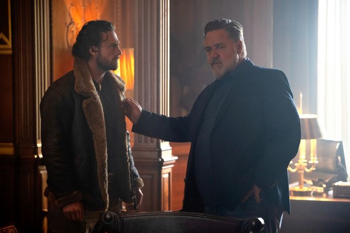 Aaron Taylor-Johnson jako Kraven a Russell Crowe v roli Nikolaje.