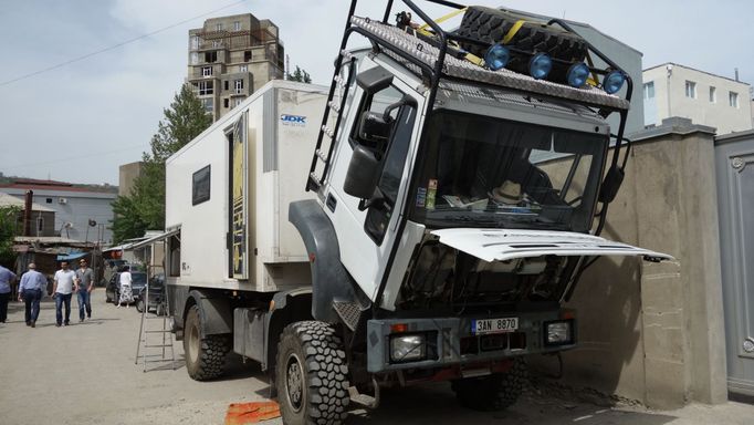 Oprava měděné trubky na tržišti v centru Tbilisi.